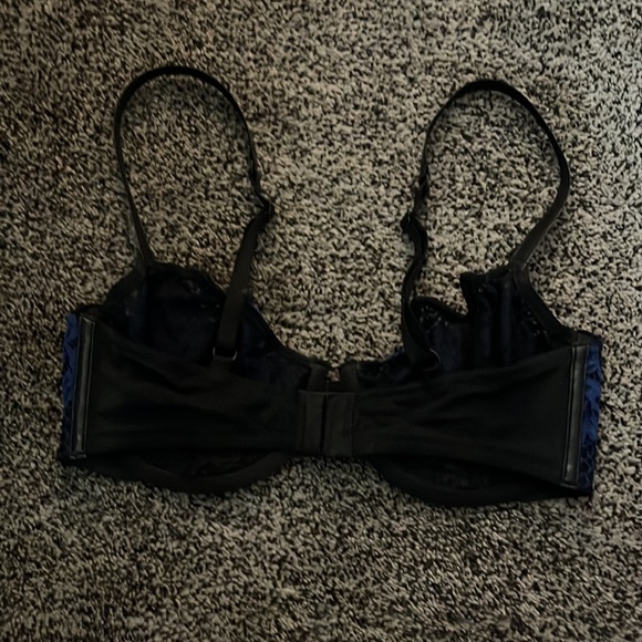 Victoria’s Secret “very sexy balconet” 34D - Picture 2 of 3